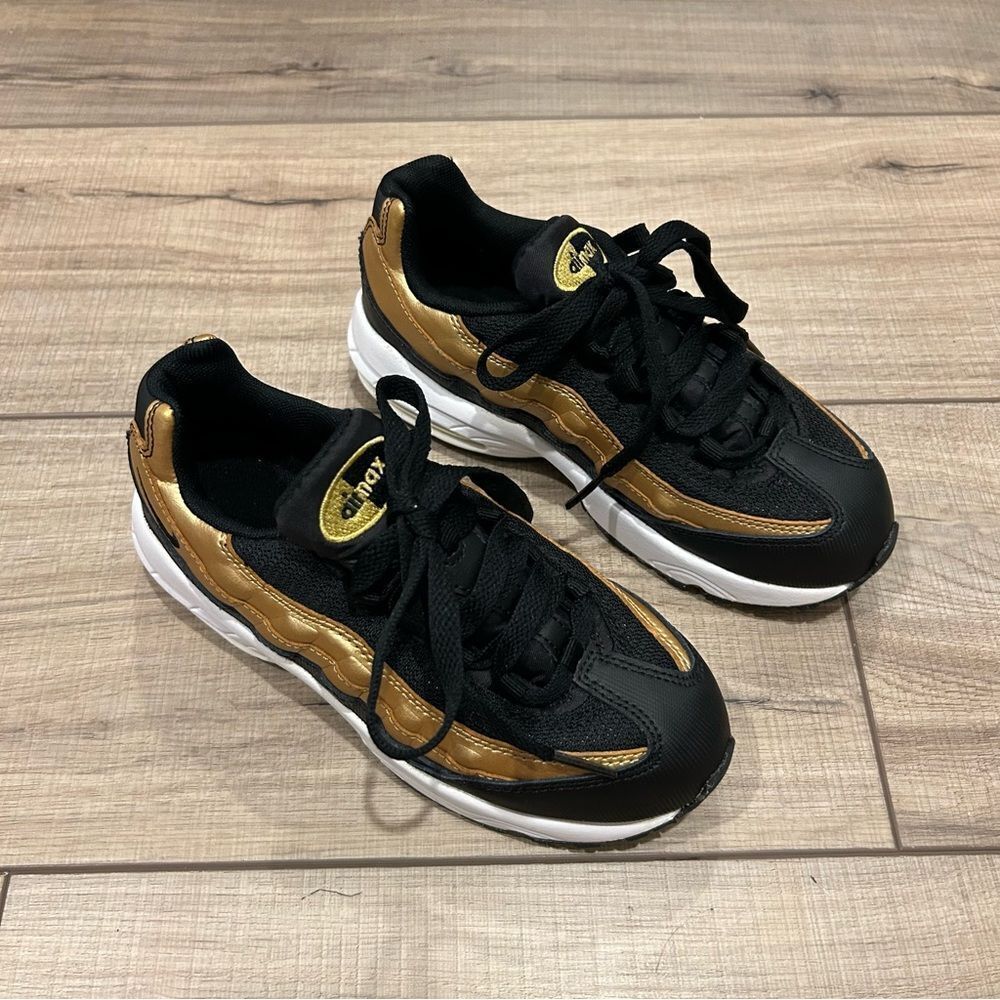 Nike Air Max 95 Youth 1Y Sneaker Shoes Black Metallic Gold 905461-032 - Picture 2 of 11